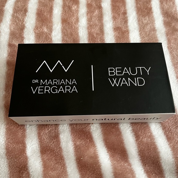 Dr. Mariana Vergara beauty wand. - Picture 1 of 2